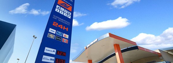 Diseño, fabricación y montaje de monolito con reloj, termómetro y precios editables